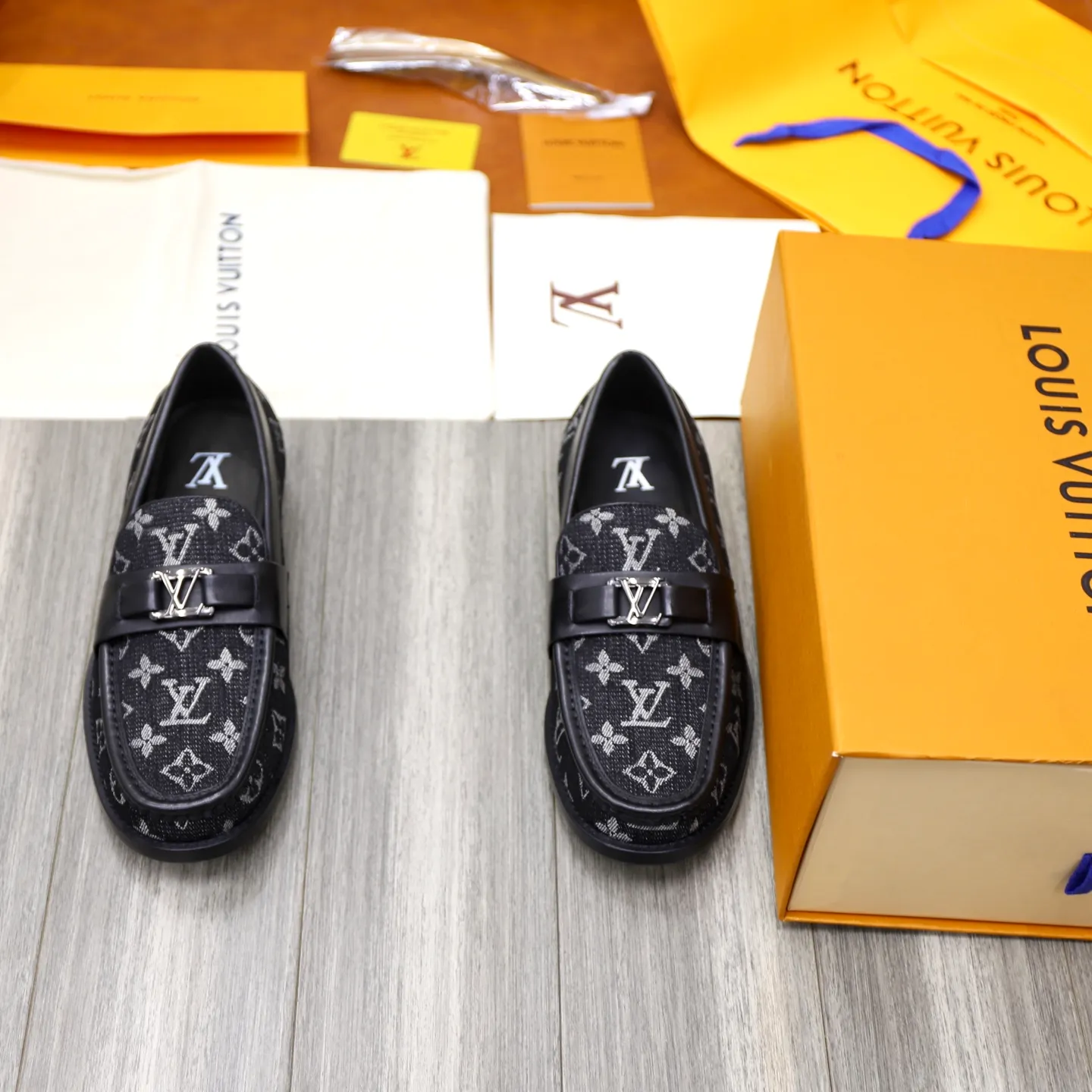 Men's shoes 💰: 💰900LV Louis Vuitton slip-on loafers, top quality products produced in Dongguan, ready for sale! This LV Glove loafer is made of selected soft cowhide, with a slightly wrinkled leather surface and a very high-end texture. Each pair is unique. The leather surface is light and soft, with a fine texture and good luster. It is a classic loafer style, with exquisite handmade mark stitching on the toe, and a square toe configuration to highlight the classic style. The horizontal band has hot-printed LV three-dimensional letters, semi-solid handcrafts and a genuine leather outsole, and a rubber patch on the heel to create wear-resistant performance and comfort. One of the must-have loafers for men! Comes with full original packaging! Code number: 38-39-40-41-42-43-44 (38, 45, 46 customized) standard leather shoe code